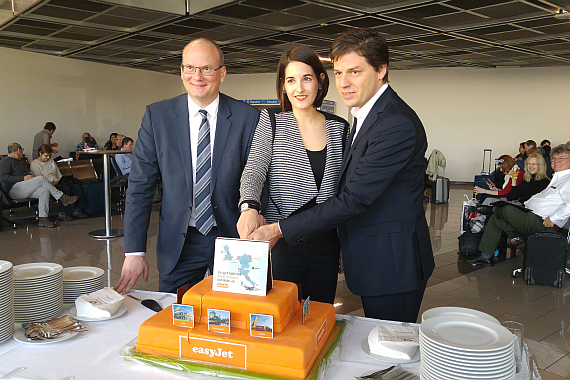 Torte und Sekt für alle am Gate wartenden Fluggäste. "Das wird Ihnen bei easyJet nicht oft passieren", schmunzelt Haagensen. Torte und Sekt für alle am Gate wartenden Fluggäste. "Das wird Ihnen bei easyJet nicht oft passieren", schmunzelt Haagensen.