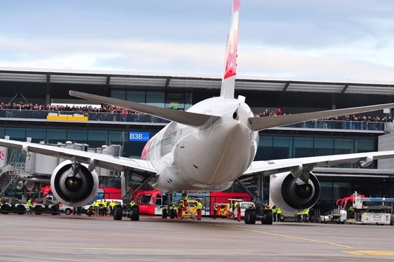Tausende von Schaulustigen säumten das Geländer der Besucher-Terrasse am Standplatz B38 um den Flieger bewundern zu können Tausende von Schaulustigen säumten das Geländer der Besucher-Terrasse am Standplatz B38 um den Flieger bewundern zu können