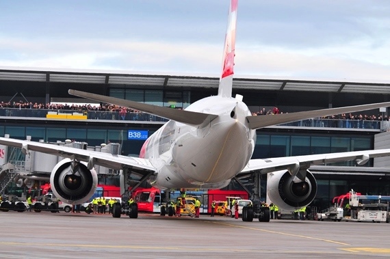 Tausende von Schaulustigen säumten das Geländer der Besucher-Terrasse am Standplatz B38 um den Flieger bewundern zu können