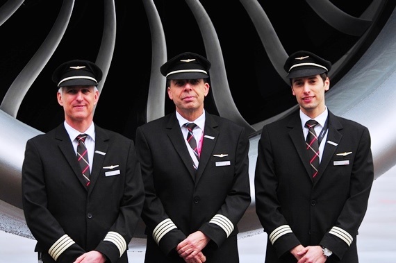 Kapitän Andreas Borner (links) und seine Cockpit-Crew sind mächtig Stolz auf den neuen Vogel! Kapitän Andreas Borner (links) und seine Cockpit-Crew sind mächtig Stolz auf den neuen Vogel!