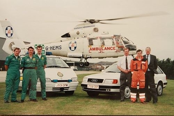 London's Air Ambulance vor 27 Jahren mit der ersten Maschine, einer SA 365 Dauphin. - Foto: LAA