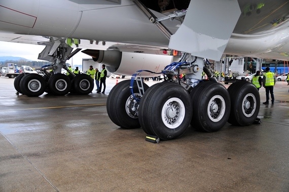 26. Erste SWISS Boeing 777 HB-JNA Fahrwerk B777_Copyright Andy Herzog