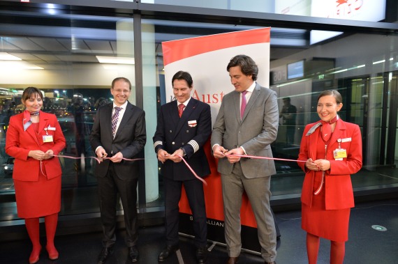 Ribbon Cutting anlässlich des AUA-Embraer-Erstfluges nach Stuttgart: Robert Heusmann (Austrian Airlines Projektleiter Embraer Einflottung), Cpt. Rudolf Buchsteiner (Embraer Flotten-Chef) und Mathieu Duquesnoy (Vice President Marketing & Vertrieb für Eur