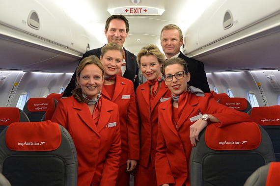 Die Crew nach der Landung in Wien. Während die Passagiere den Embraer verließen, hieß es für die Piloten und Flugbegleiter noch weiter nach Belgrad zu fliegen.