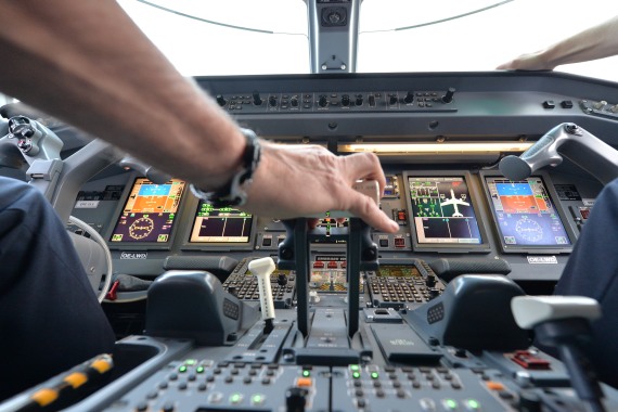 AUA Austrian Airlines Embraer Erstflug 04012016_Str_Foto Huber Austrian Wings Media Crew_Piloten bei der Arbeit im Cockpit