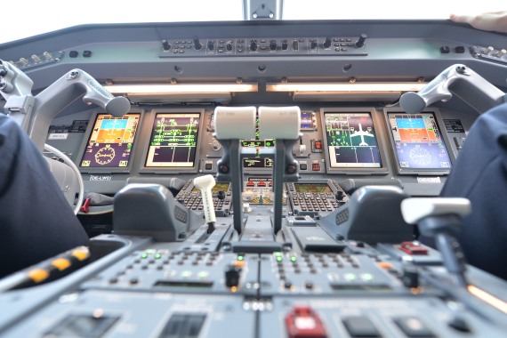 Das Cockpit des Embraer E195. Das Cockpit des Embraer E195.