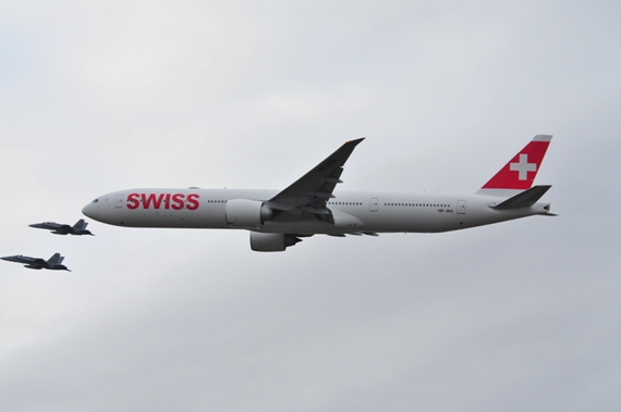 Erste SWISS Boeing 777-300ER HB-JNA Foto Andy Herzog_001