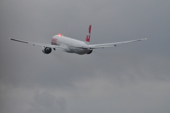 Erste SWISS Boeing 777-300ER HB-JNA Foto Andy Herzog_003