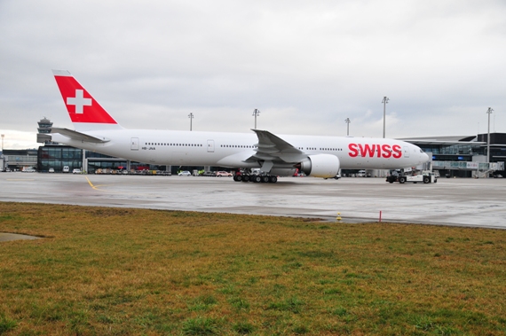 Erste SWISS Boeing 777-300ER HB-JNA Foto Andy Herzog_011