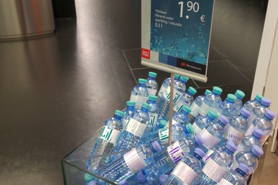 Selbst € 1,90 für ein Fläschchen Mineralwasser wie hier in einem Geschäft von "Gebr. Heinemann" ist noch immer ein stolzer Preis - und weit entfernt vom EU-Vorschlag.