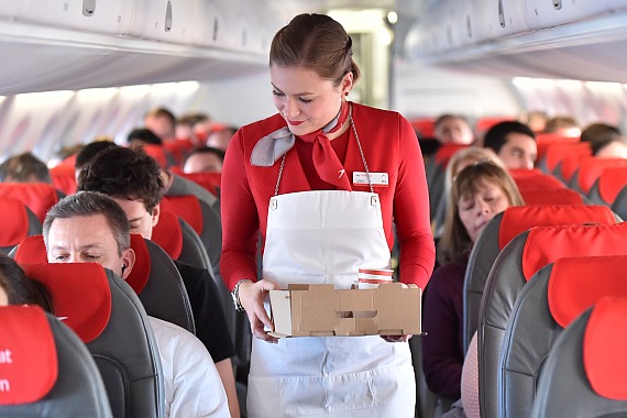 Sämtliche Flugbegleiterinnen und Flugbegleiter von Austrian Airlines werden für die Reanimation unter Verwendung von Defis geschult.