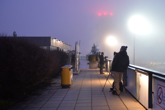 Die drei roten Lichter kennzeichnen den Tower des Flughafens.