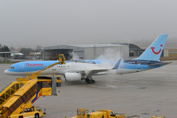 Die Crew dieser Thomson 757 entschloss sich zur Enteisung ihres Flugzeuges. Die Crew dieser Thomson 757 entschloss sich zur Enteisung ihres Flugzeuges.