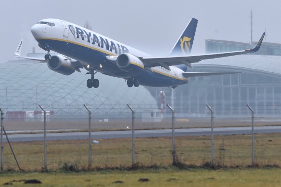 Salzburg Wintercharter 02012016 Huber Austrian Wings Media Crew EI-DYY Ryanair Boeing 737-800 beim STart mit Hangar 7 im Hintergrund DSC_0079