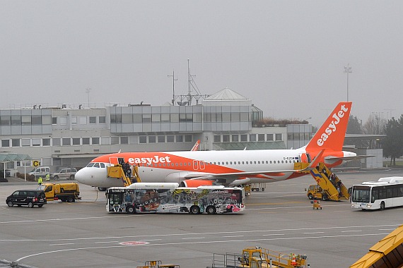 Salzburg Wintercharter 02012016 Huber Austrian Wings Media Crew EasyJet A320 G-EZOW Passagiere deboarden DSC_0160