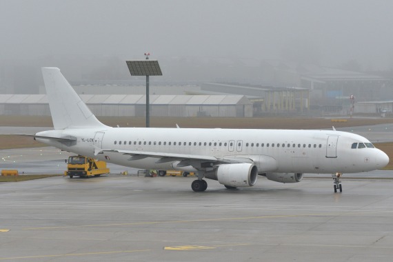 Dieser weiße A320 mit der Kennung LY-LCK gehört der Fluggesellschaft Smartlynx.