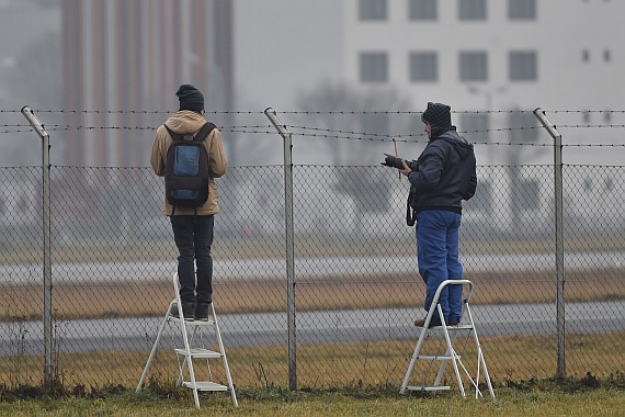 Trotzten Wind und Wetter: hochmotivierte Planespotter Trotzten Wind und Wetter: hochmotivierte Planespotter