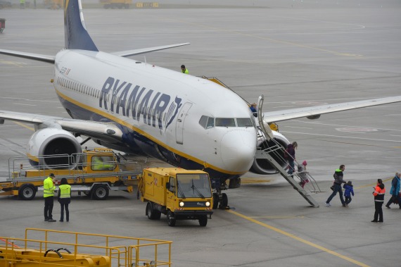 Ryanair-Passagiere müssen sich aus Kostengründen eine eingebaute "Behelfstreppe" hinterquälen, weil der Billigcarrier sich die Kosten für die flughafeneigene Gangway ersparen will.
