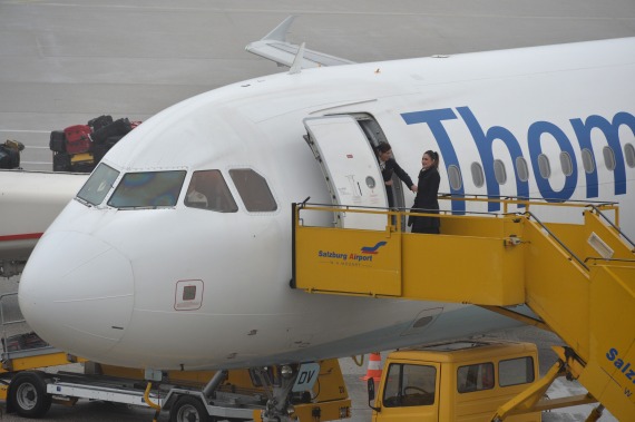 Zwei Flugbegleiterinnen plauschen miteinander, während sie auf die Passagiere warten. Zwei Flugbegleiterinnen plauschen miteinander, während sie auf die Passagiere warten.