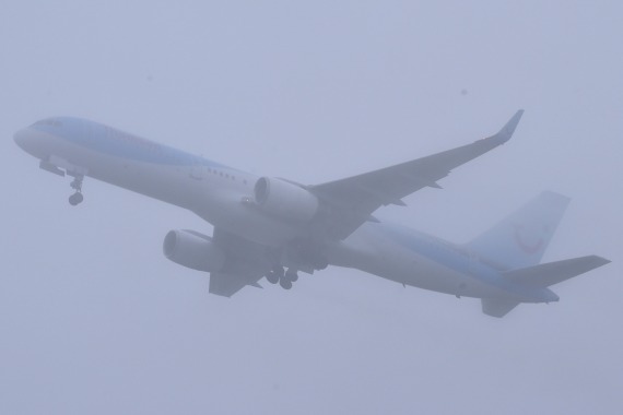 Diese Aufnahme einer startenden 757 von Thomson entstand bereits unter den verbesserten Wetterbedingungen!