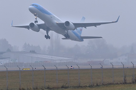 Salzburg Wintercharter 02012016 Huber Austrian Wings Media Crew Thomson Airways Boeing 757-200 Winglets beim STart DSC_0021