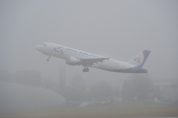 Salzburg Wintercharter 02012016 Huber Austrian Wings Media Crew Ural Airlines Airbus A320 Start im Nebel DSC_0316