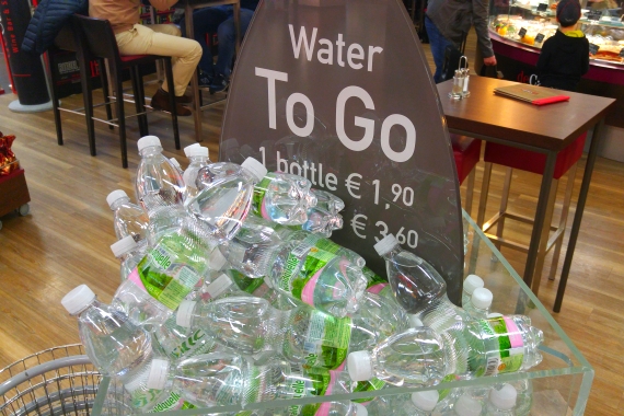 Wasserflaschen im Heinemann-Shop auf dem Flughafen Wien nach der Sicherheitskontrolle.