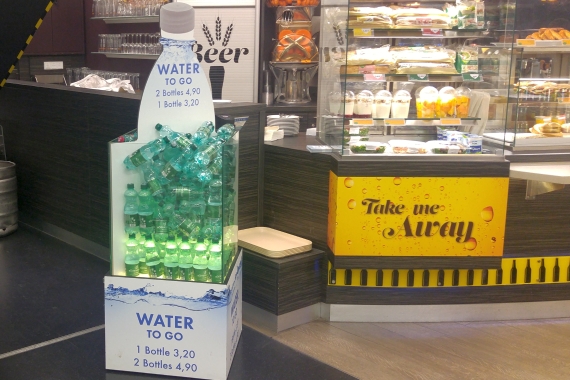 € 3,20 für ein paar Schluck Minerwalwasser - das Café "Airbrew" scheint sich mit solcher Preisgestaltung eine goldene Nase zu verdienen. € 3,20 für ein paar Schluck Minerwalwasser - das Café "Airbrew" scheint sich mit solcher Preisgestaltung eine goldene Nase zu verdienen.