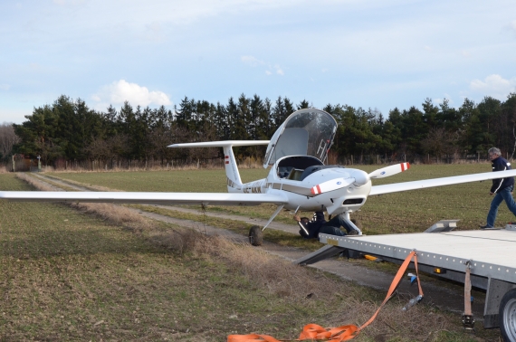 Diamond Executive Club Diamond DA20-A1 Katana OE-ARW Notlandung Burgenland - Foto: Thomas Lenger, monatsrevue.at Diamond Executive Club Diamond DA20-A1 Katana OE-ARW Notlandung Burgenland - Foto: Thomas Lenger, monatsrevue.at