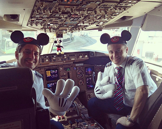 Im Regelbetrieb werden die Disney-Accessoires der Cockpitcrew vermutlich etwas dezenter ausfallen. - Foto: Disney