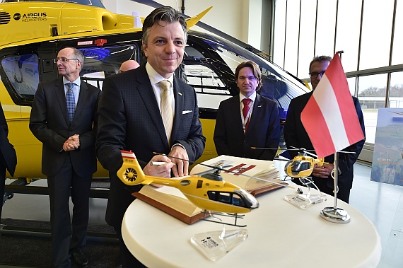ÖAMTC-Verbandsdirektor Oliver Schmerold trägt sich ins "goldene Buch" von Airbus Helicopters ein.