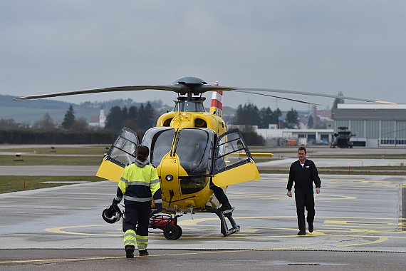 Zwei Airbus Helicopters Werkspiloten auf dem Weg zur D-HECA.
