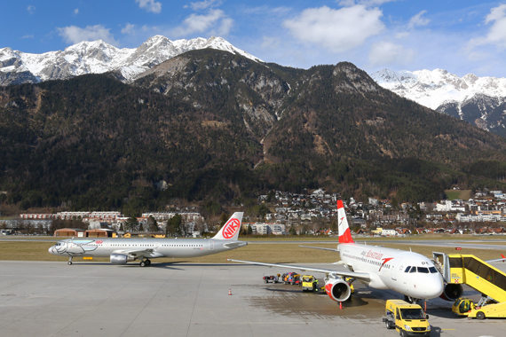 Von der Besucherterasse des Flughafens Innsbruck hat man einen großartigen Blick auf die Tiroler Berglandschaft