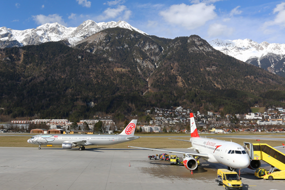 Von der Besucherterasse des Flughafens Innsbruck hat man einen großartigen Blick auf die Tiroler Berglandschaft Von der Besucherterasse des Flughafens Innsbruck hat man einen großartigen Blick auf die Tiroler Berglandschaft