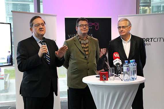 Günther Ofner (Flughafen Wien), Markus Lehner (Marriott) und Klaus Kluth (Bierwirth & Kluth) geben den offiziellen Startschuss zum Bauvorhaben.