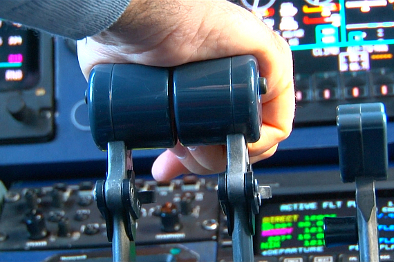 Wenn der "Gipsbomber" abhebt, befinden sich fast ausschließlich unfreiwillige Passagiere an Bord. Wenn der "Gipsbomber" abhebt, befinden sich fast ausschließlich unfreiwillige Passagiere an Bord.