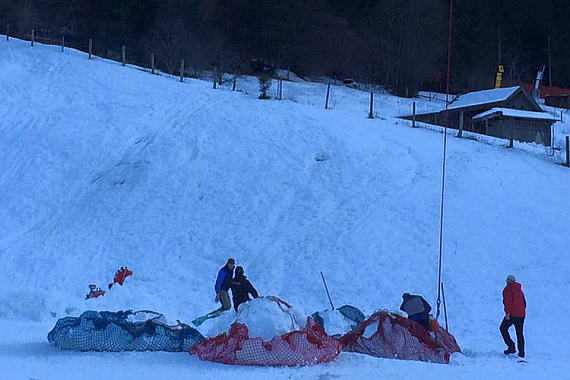 Die Zusammenarbeit zwischen Flug- und Bodencrews ist für das Sommer-Skivergnügen ein absolutes Muss - Foto: Facebook, ZVG