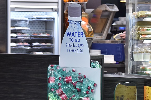 Mit 3,20 Euro Wucherpreis für eine kleine Flasche Mineralwasser fällt etwa das Airbrew auf dem Flughafen Wien im Skylink besonders negativ auf. Die EU-Kommission fordert, dass eine Flasche Wasser nicht mehr als 1 Euro kosten soll - Foto: Huber / Austria
