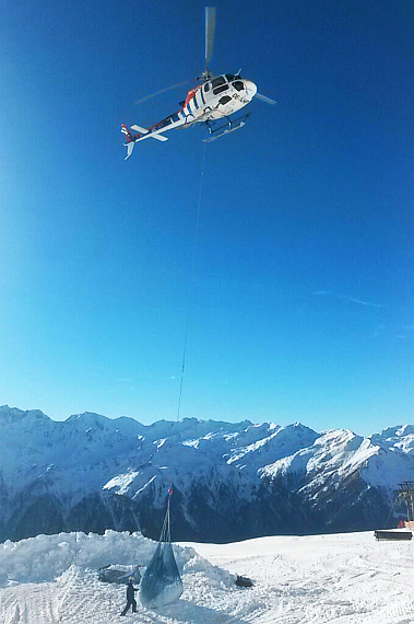 Je weiter die Temperaturen nach oben klettern, desto herausfordernder wird die Aufgabe des Heli-Schneetransports - Foto: Wucher Helicopter