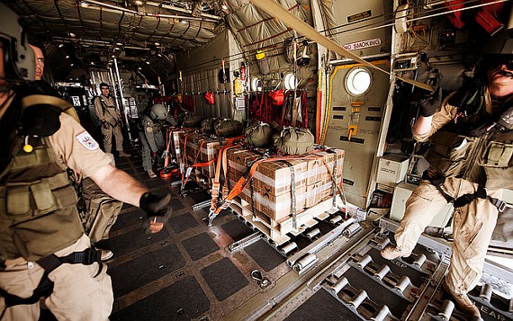 Bundesheer Hercules Loadmaster Lademeister Frachtraum Foto Bundesheer