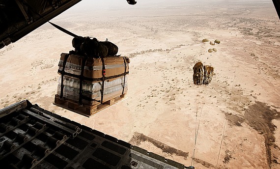 Bundesheer Hercules setzt Fracht mit Fallschirmen ab Foto Bundesheer