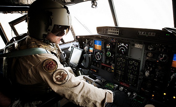 Bundesheer Pilot im Cockpit einer Hercules Foto Bundesheer