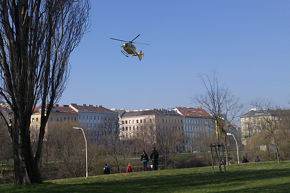 Erst vom Hubschrauber aus konnte das gesunkene Fahrzeug lokalisiert werden. - Foto: Austrian Wings Media Crew