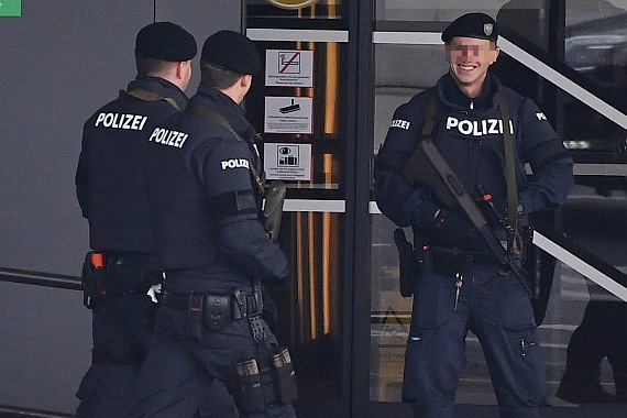 Elitepolizisten mit Sturmgewehr 77 und Glock 17 auf dem Flughafen Wien, Symbolbild - Foto: Huber / Austrian Wings Media Crew