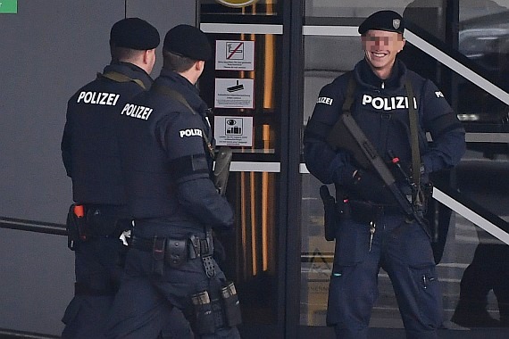 Elitepolizisten mit Sturmgewehr 77 und Glock 17 auf dem Flughafen Wien, Symbolbild - Foto: Huber / Austrian Wings Media Crew Elitepolizisten mit Sturmgewehr 77 und Glock 17 auf dem Flughafen Wien, Symbolbild - Foto: Huber / Austrian Wings Media Crew