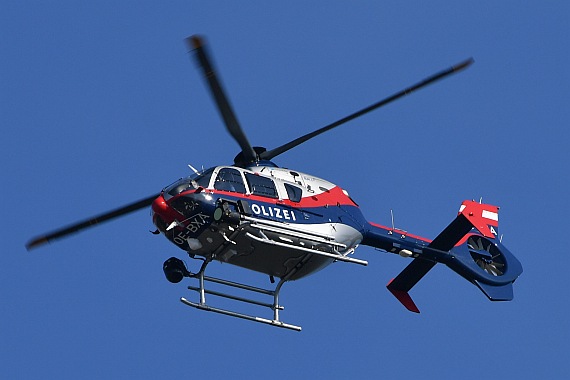 EC-135 der Flugpolizei während eines Fahndungsfluges - Foto: Huber / Austrian Wings Media Crew