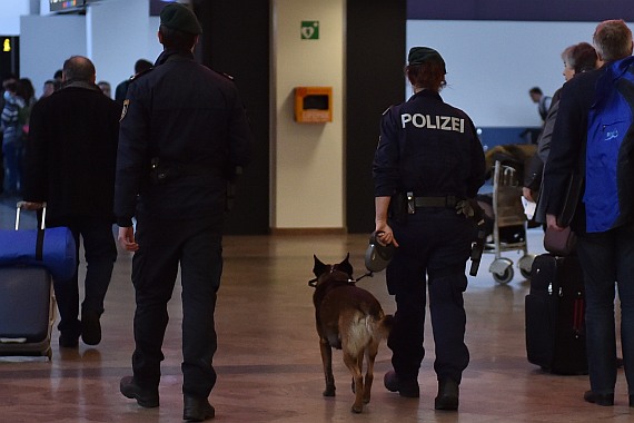 Eine mit ihrer Dienstpistole Glock 17 bewaffnete Hundeführerin mit einem Kollegen auf Streife am Flughafen Wien.