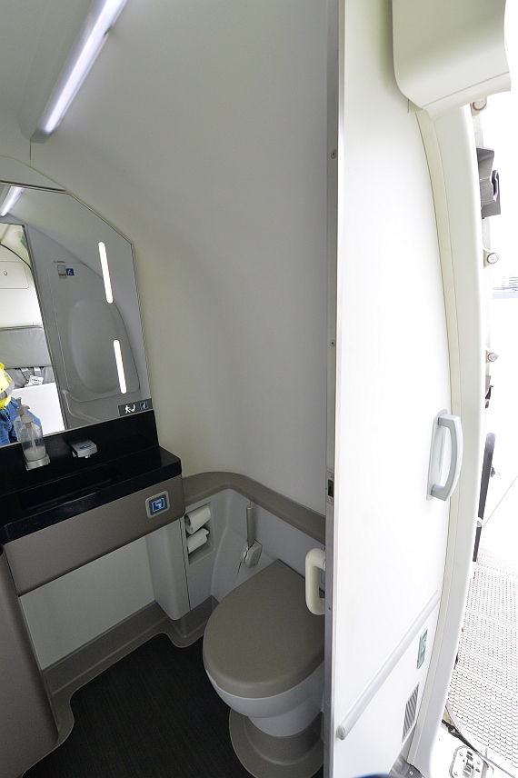 Erstlandung Bombardier CSeries CS100 Flughafen Wien 11032016 Bordtoilette Lavatory C-FFCO Foto Huber Austrian Wings Media Crew_010