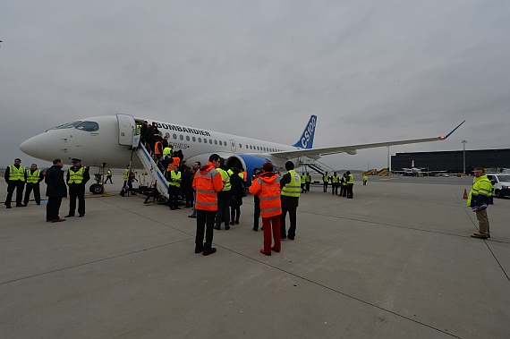 Erstlandung Bombardier CSeries CS100 Flughafen Wien 11032016 C-FFCO Foto Huber Austrian Wings Media Crew_001
