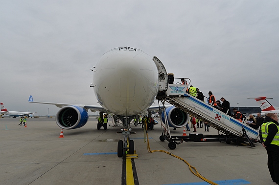 Erstlandung Bombardier CSeries CS100 Flughafen Wien 11032016 C-FFCO Foto Huber Austrian Wings Media Crew_002